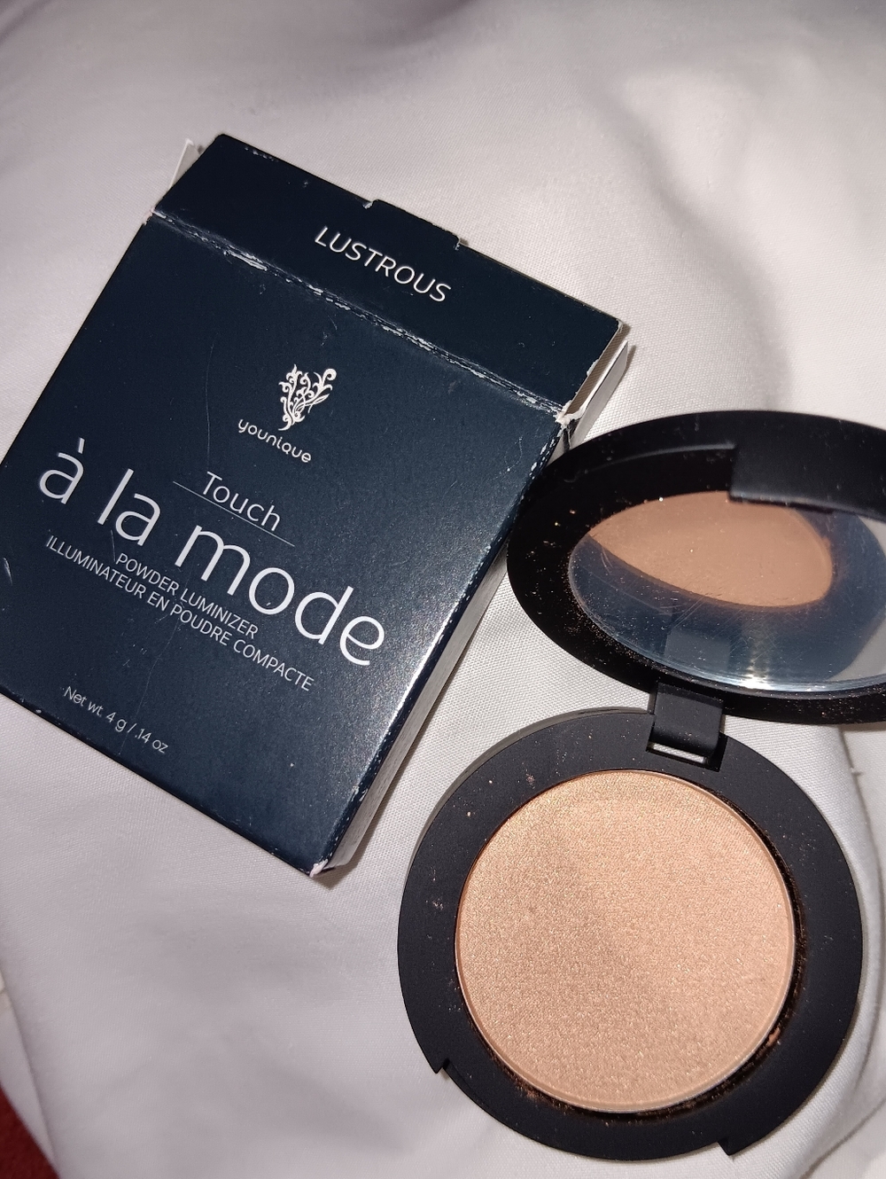 Younique Touch a la mode Pressed Powder Luminizer Lustrous